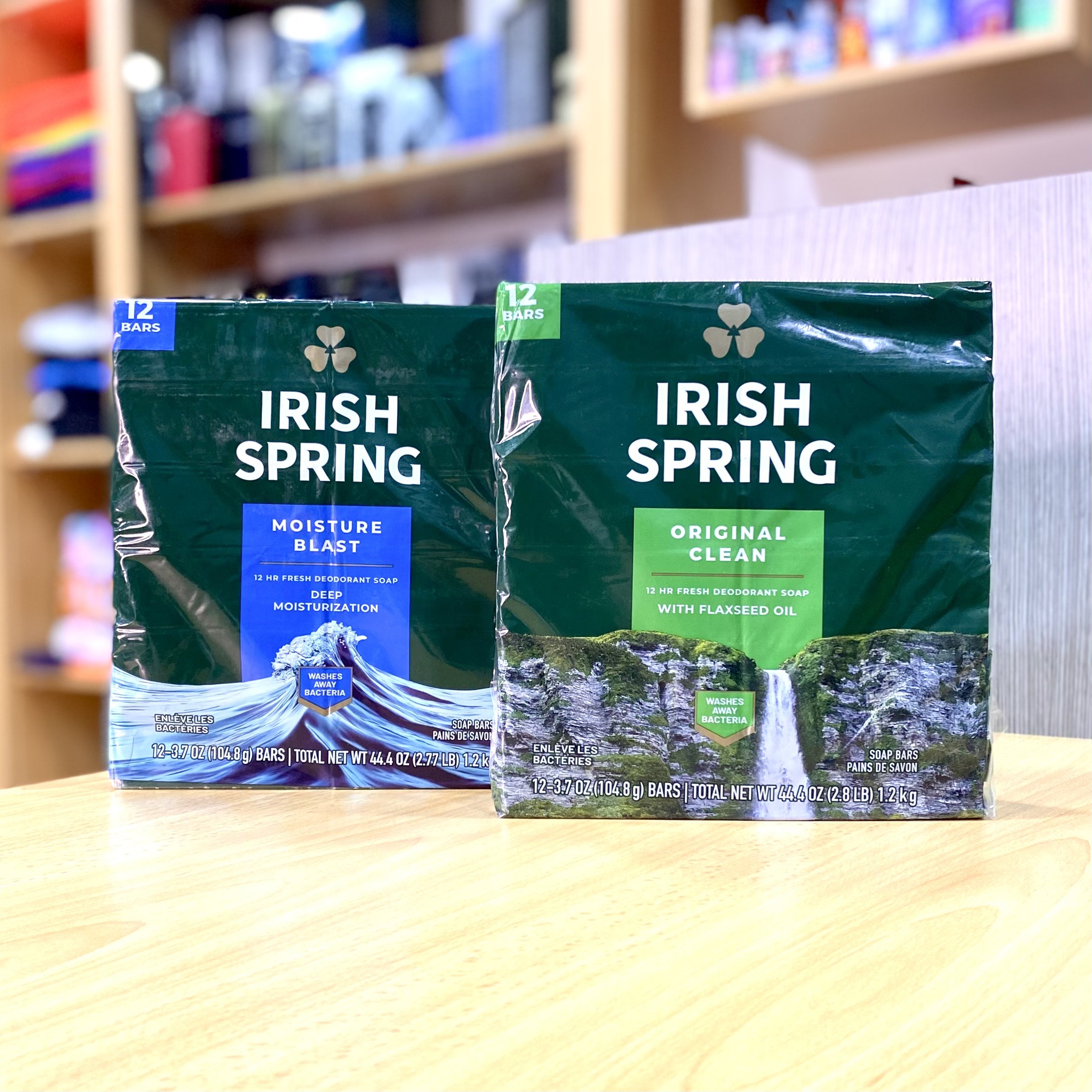 ¿Qué es el Jabón Irish Spring? El jabón Irish Spring es un producto icónico conocido por su frescura y fragancia revitalizante. Diseñado para proporcionar una limpieza profunda, este jabón está formulado con ingredientes que garantizan una experiencia de ducha refrescante. Beneficios del Jabón Irish Spring Entre sus múltiples beneficios, el jabón Irish Spring no solo limpia, sino que también hidrata la piel. Su aroma distintivo perdura, dejando una sensación de frescura que dura todo el día. Ideal para quienes buscan un producto que combine limpieza y un hermoso perfume. Cómo utilizar el Jabón Irish Spring Para disfrutar al máximo de este jabón, simplemente humedece tu piel, aplica el jabón y enjuaga bien. Su espuma rica y cremosa garantiza que cada rincón de tu cuerpo quede perfectamente limpio y fresco.