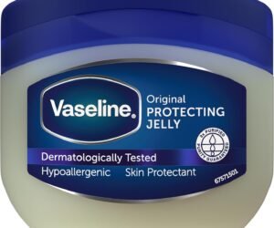 What is Unscented Vaseline? Vaseline Unscented is an iconic product that provides deep, long-lasting hydration. Its unique formula helps keep skin soft and protected, without any fragrance that can irritate. Ideal for those with sensitive skin, this versatile product can be used on various areas of the body. Benefits of Using Odorless Vaseline The main benefits of unscented Vaseline include its ability to prevent dryness and moisture loss. In addition, its rich, emollient texture creates a protective barrier against external agents, facilitating skin recovery. Perfect for chapped lips, dry hands and rough areas. How to Incorporate Unscented Vaseline into Your Routine For best results, it is recommended to apply a small amount of unscented Vaseline to the areas in need at least once a day. Its consistent use will help keep the skin in optimal condition, promoting a healthy and radiant appearance. It is a must-have in your personal care kit!