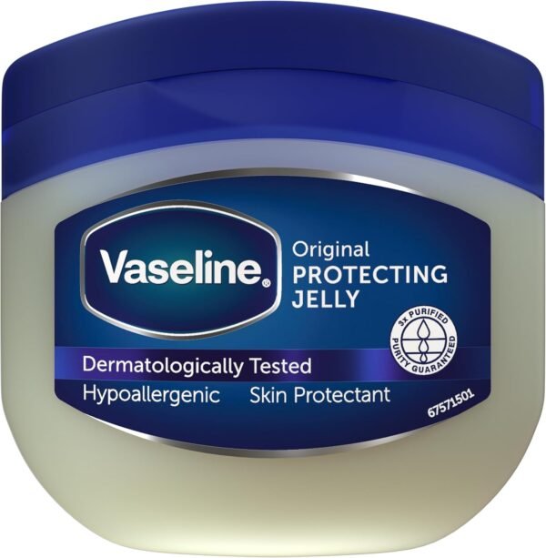 What is Unscented Vaseline? Vaseline Unscented is an iconic product that provides deep, long-lasting hydration. Its unique formula helps keep skin soft and protected, without any fragrance that can irritate. Ideal for those with sensitive skin, this versatile product can be used on various areas of the body. Benefits of Using Odorless Vaseline The main benefits of unscented Vaseline include its ability to prevent dryness and moisture loss. In addition, its rich, emollient texture creates a protective barrier against external agents, facilitating skin recovery. Perfect for chapped lips, dry hands and rough areas. How to Incorporate Unscented Vaseline into Your Routine For best results, it is recommended to apply a small amount of unscented Vaseline to the areas in need at least once a day. Its consistent use will help keep the skin in optimal condition, promoting a healthy and radiant appearance. It is a must-have in your personal care kit!