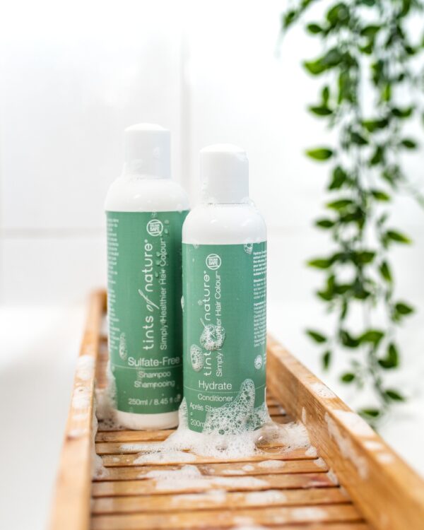 Cabello naturalmente cuidado Nuestro Champú Naturse es la elección perfecta para cualquiera que valore los ingredientes naturales. Este suave champú limpia profundamente el cabello sin resecarlo, dejándolo con un aspecto sano y radiante. Rico en valiosos ingredientes Naturse Shampoo contiene extractos cuidadosamente seleccionados que nutren y fortalecen el cabello. Enriquecido con humectantes, ayuda a calmar el cuero cabelludo y brinda un cuidado suave para todo tipo de cabello. Fácil de usar para obtener resultados óptimos Aplicar el champú uniformemente sobre el cabello mojado y masajear suavemente. Déjalo actuar unos minutos antes de enjuagar bien. Experimenta tu cabello con un aspecto vibrante y saludable con nuestro champú Naturse.