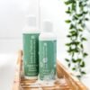 Cabello naturalmente cuidado Nuestro Champú Naturse es la elección perfecta para cualquiera que valore los ingredientes naturales. Este suave champú limpia profundamente el cabello sin resecarlo, dejándolo con un aspecto sano y radiante. Rico en valiosos ingredientes Naturse Shampoo contiene extractos cuidadosamente seleccionados que nutren y fortalecen el cabello. Enriquecido con humectantes, ayuda a calmar el cuero cabelludo y brinda un cuidado suave para todo tipo de cabello. Fácil de usar para obtener resultados óptimos Aplicar el champú uniformemente sobre el cabello mojado y masajear suavemente. Déjalo actuar unos minutos antes de enjuagar bien. Experimenta tu cabello con un aspecto vibrante y saludable con nuestro champú Naturse.