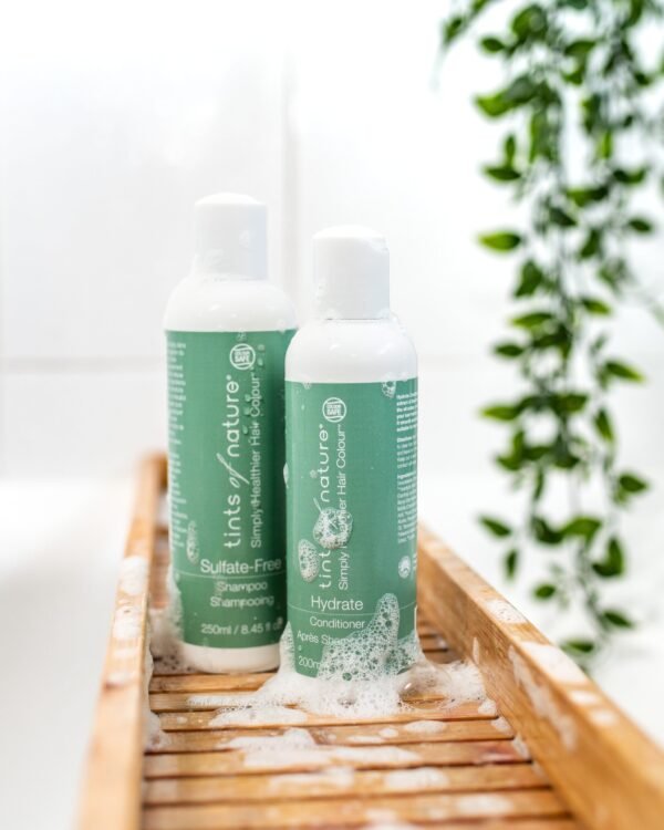 Cabello naturalmente cuidado Nuestro Champú Naturse es la elección perfecta para cualquiera que valore los ingredientes naturales. Este suave champú limpia profundamente el cabello sin resecarlo, dejándolo con un aspecto sano y radiante. Rico en valiosos ingredientes Naturse Shampoo contiene extractos cuidadosamente seleccionados que nutren y fortalecen el cabello. Enriquecido con humectantes, ayuda a calmar el cuero cabelludo y brinda un cuidado suave para todo tipo de cabello. Fácil de usar para obtener resultados óptimos Aplicar el champú uniformemente sobre el cabello mojado y masajear suavemente. Déjalo actuar unos minutos antes de enjuagar bien. Experimenta tu cabello con un aspecto vibrante y saludable con nuestro champú Naturse.