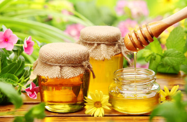 What is honey? Honey is a natural substance produced by bees from the nectar of flowers. This sweet product is known for its nutritional and medicinal properties, making it a staple in many homes. The Nutritional Properties of Honey Rich in antioxidants, honey helps strengthen the immune system. It also contains essential vitamins and minerals, making it an excellent nutritional supplement for the whole family. Using Honey in Cooking Honey is a perfect natural sweetener for your recipes. It can be added to teas, yogurts or even used in baking. Its unique flavor enhances dishes while providing additional benefits.